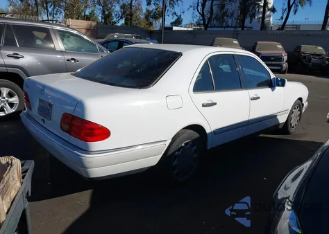 1997 Mercedes-Benz E 320 из США, поврежденный, VIN WDBJF55FXVJ026005